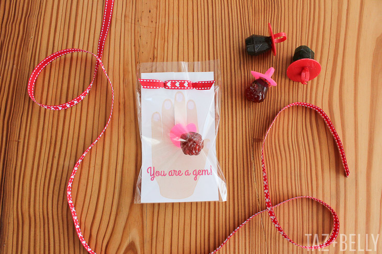 14 Valentine's Day Crafts for Kids including free printables, handprint art, sensory fun, simple treats, handmade Valentine's, teacher's gifts, and more! | 14 Lovely Valentines Crafts for Kids featured by top US lifestyle blog, Maune Legacy: Ring Pop valentine