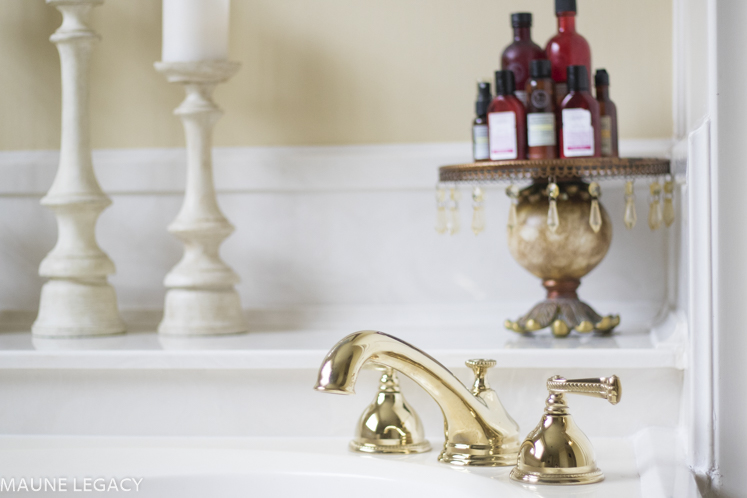 Arkansas lifestyle blogger and licensed Realtor, Jennifer from Maune Legacy, shares tips for staging a bathroom and creating a spa-like retreat