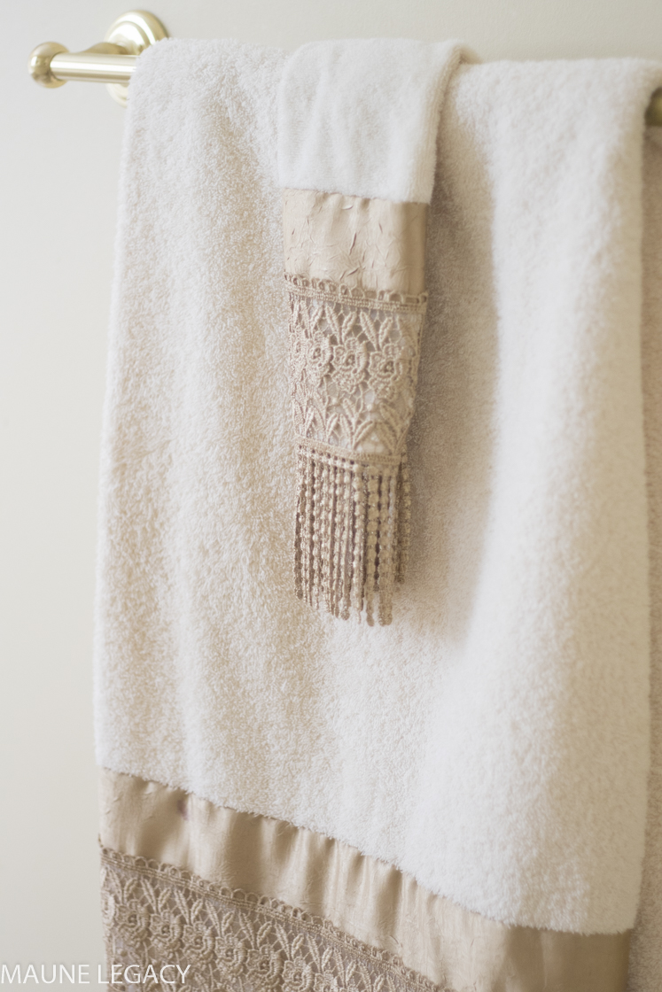 Arkansas lifestyle blogger and licensed Realtor, Jennifer from Maune Legacy, shares tips for staging a bathroom and creating a spa-like retreat.