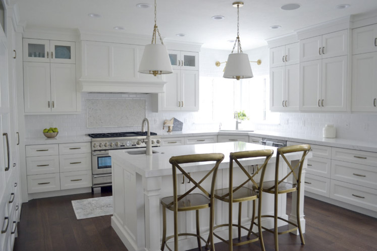 Arkansas lifestyle blogger, Jennifer from Maune Legacy, shares 20 swoon-worthy white marble kitchen ideas. Click here to see them all!