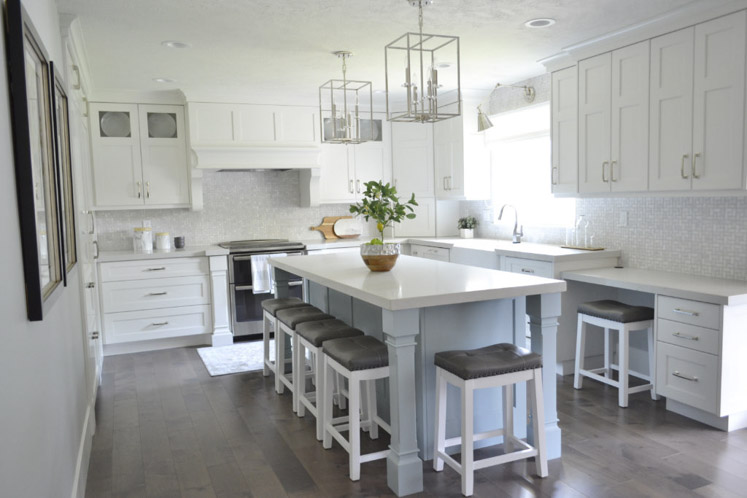 Arkansas lifestyle blogger, Jennifer from Maune Legacy, shares 20 swoon-worthy white marble kitchen ideas. Click here to see them all!