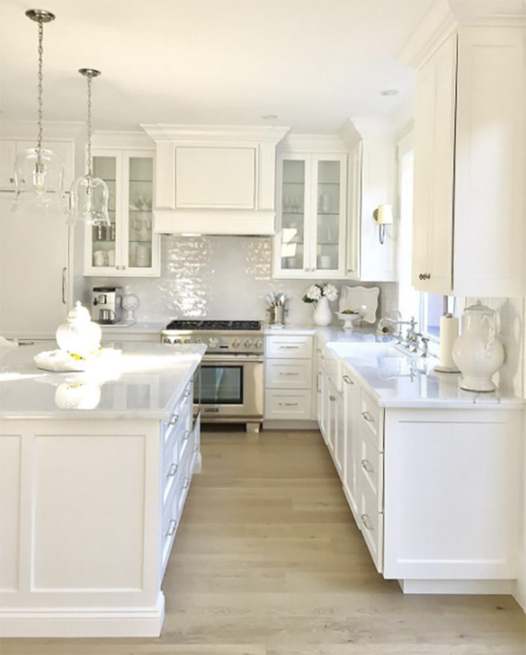 Arkansas lifestyle blogger, Jennifer from Maune Legacy, shares 20 swoon-worthy white marble kitchen ideas. Click here to see them all!