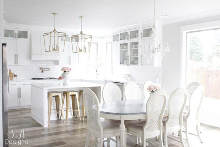 Arkansas lifestyle blogger, Jennifer from Maune Legacy, shares 20 swoon-worthy white marble kitchen ideas. Click here to see them all!