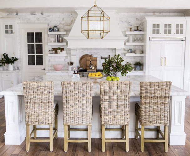 Arkansas lifestyle blogger, Jennifer from Maune Legacy, shares 20 swoon-worthy white marble kitchen ideas. Click here to see them all!