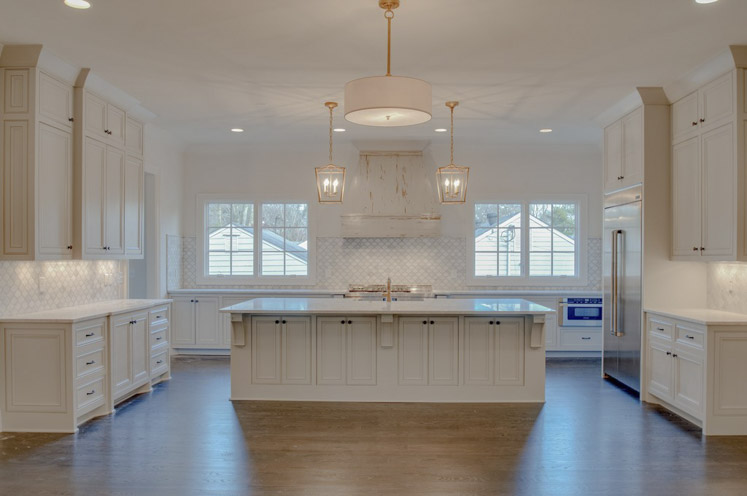 Arkansas lifestyle blogger, Jennifer from Maune Legacy, shares 20 swoon-worthy white marble kitchen ideas. Click here to see them all!