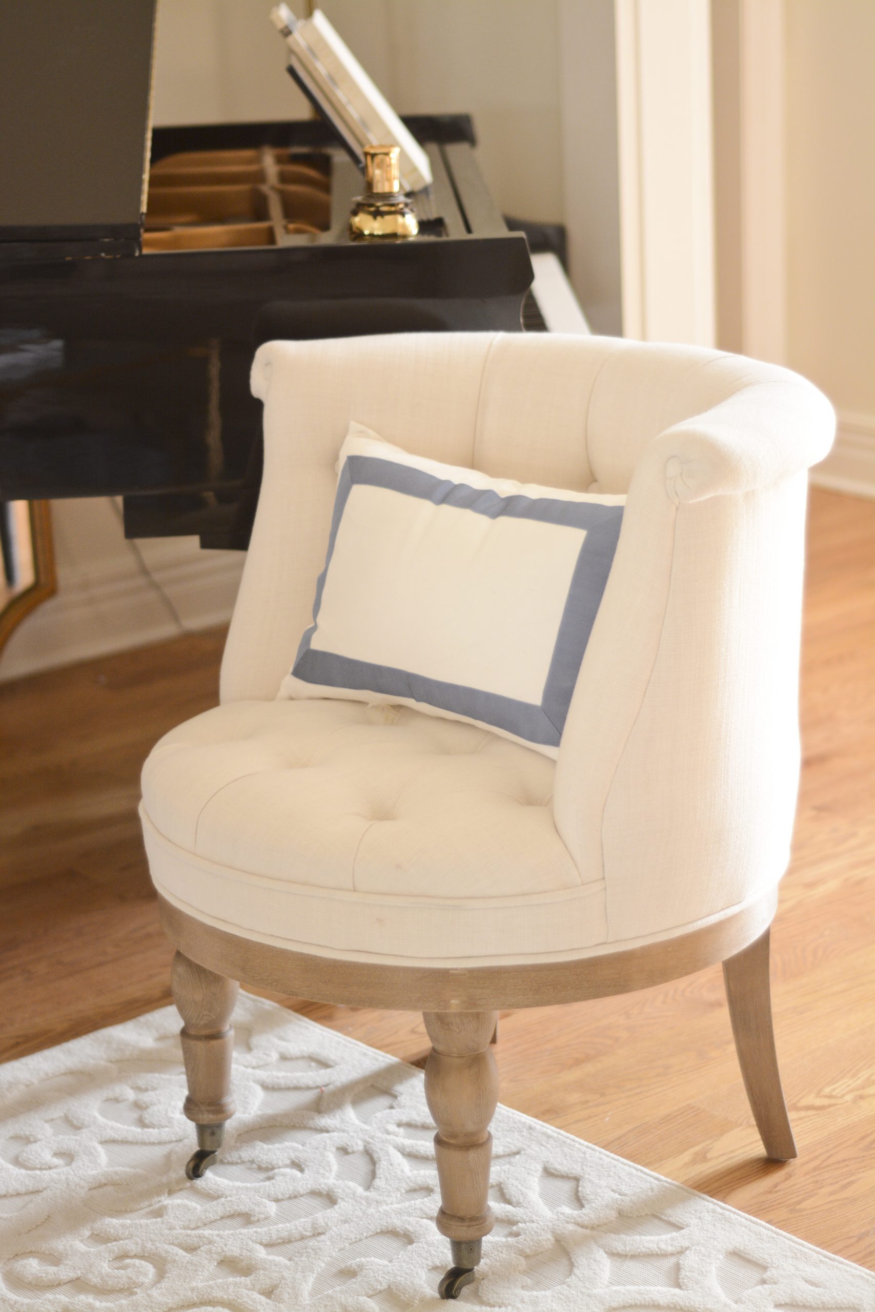 Top Arkansas lifestyle blogger, Jennifer from Maune Legacy, shares a gorgeous neutral living room design and remodel. Click to see remodel and design ideas!