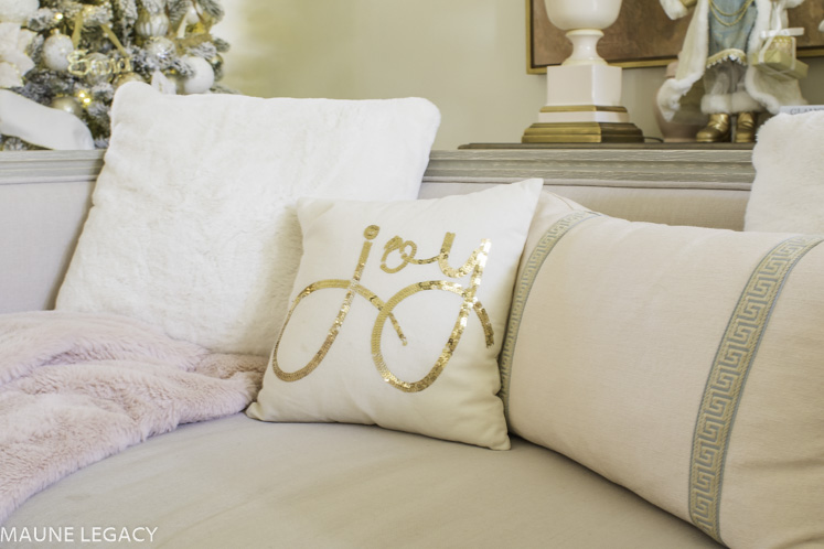 Top Arkansas lifestyle blogger, Jennifer from Maune Legacy, shares inspiration for elegant living room Christmas decorations. Click here to see them all!