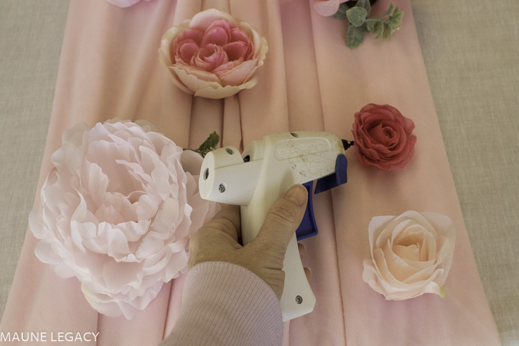 Top Arkansas lifestyle blogger, Jennifer from Maune Legacy, shares a gorgeous DIY flower table runner perfect for any festivity. Click here for details!
