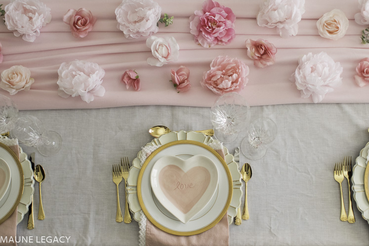 Top Arkansas lifestyle blogger, Jennifer from Maune Legacy, shares a gorgeous DIY flower table runner perfect for any festivity. Click here for details!