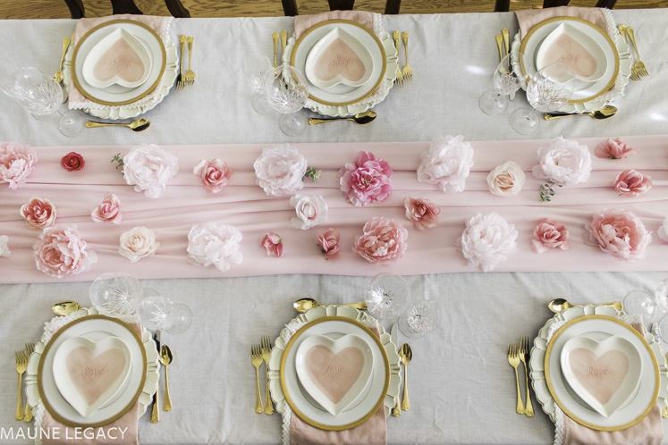 Top Arkansas lifestyle blogger, Jennifer from Maune Legacy, shares a gorgeous DIY flower table runner perfect for any festivity. Click here for details!