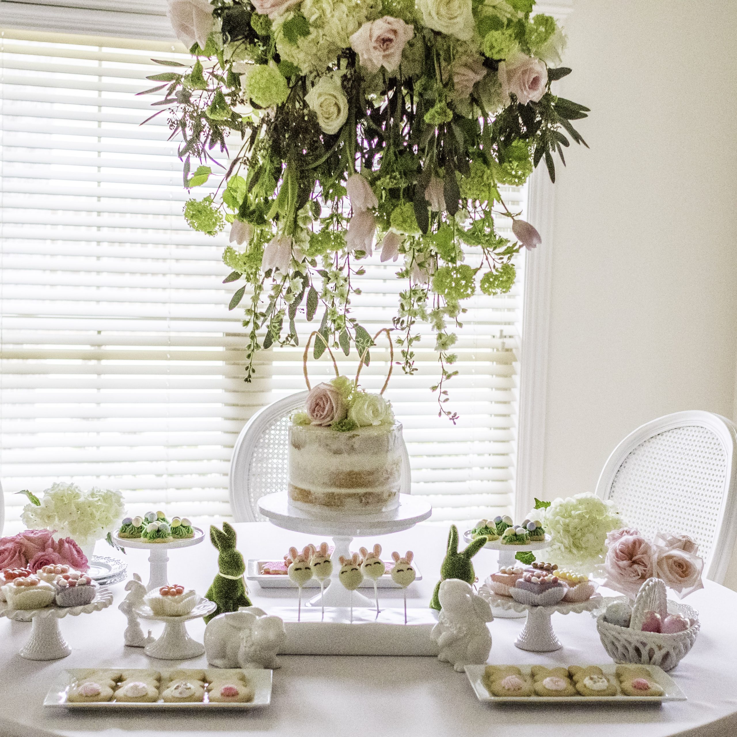 Top Arkansas lifestyle blogger, Jennifer from Maune Legacy, shares festive Easter party ideas and gorgeous table decorations. Click here to see them all!