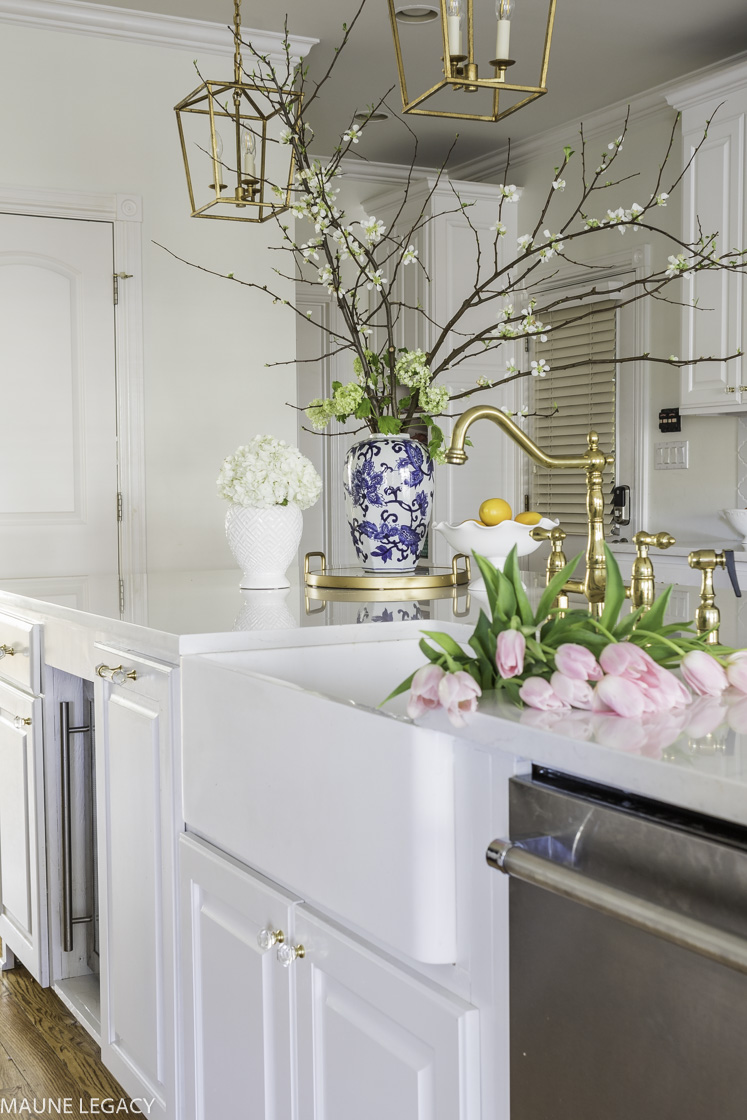 Top Arkansas lifestyle blogger, Jennifer from Maune Legacy, shares a spring home decor tour and blog hop with talented bloggers. Click for spring decor!