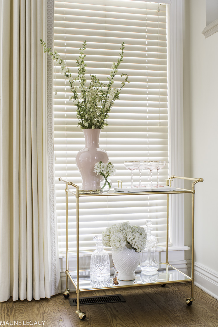 Top Arkansas lifestyle blogger, Jennifer from Maune Legacy, shares a spring home decor tour and blog hop with talented bloggers. Click for spring decor!