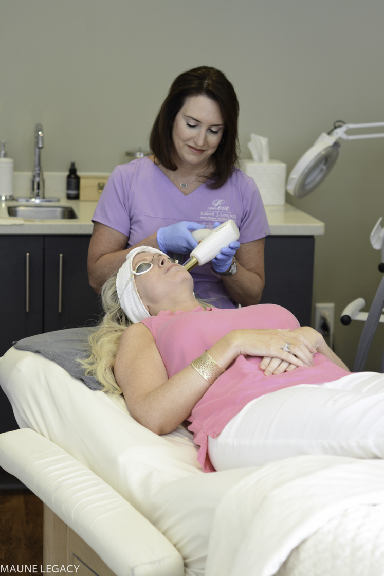 Top Arkansas lifestyle blogger, Jennifer of Maune Legacy, improved her skin with Intense Pulsed Light (IPL) and PhotoFractional therapy with Kimberly Jenkins of Skin Solutions. Click now to see the amazing transformation of her skin!