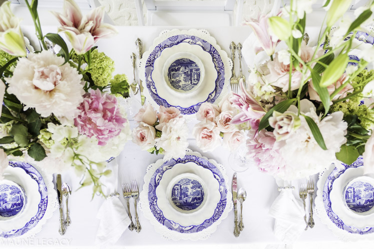 Top Arkansas lifestyle blogger, Jennifer from Maune Legacy, shares gorgeous blue and white summer tablescape ideas, click for the beautiful floral centerpieces and other details!