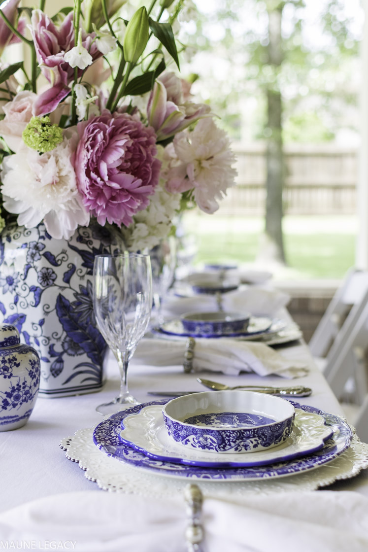 Top Arkansas lifestyle blogger, Jennifer from Maune Legacy, shares gorgeous blue and white summer tablescape ideas, click for the beautiful floral centerpieces and other details!