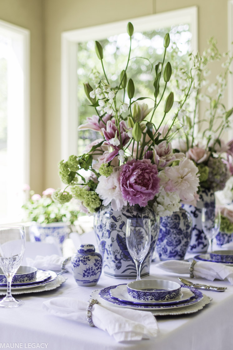 Top Arkansas lifestyle blogger, Jennifer from Maune Legacy, shares gorgeous blue and white summer tablescape ideas, click for the beautiful floral centerpieces and other details!