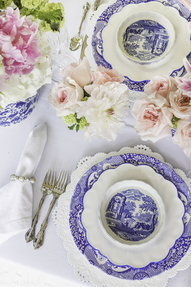 Top Arkansas lifestyle blogger, Jennifer from Maune Legacy, shares gorgeous blue and white summer tablescape ideas, click for the beautiful floral centerpieces and other details!