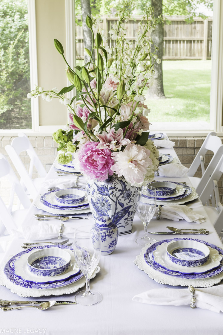 Top Arkansas lifestyle blogger, Jennifer from Maune Legacy, shares gorgeous blue and white summer tablescape ideas, click for the beautiful floral centerpieces and other details!