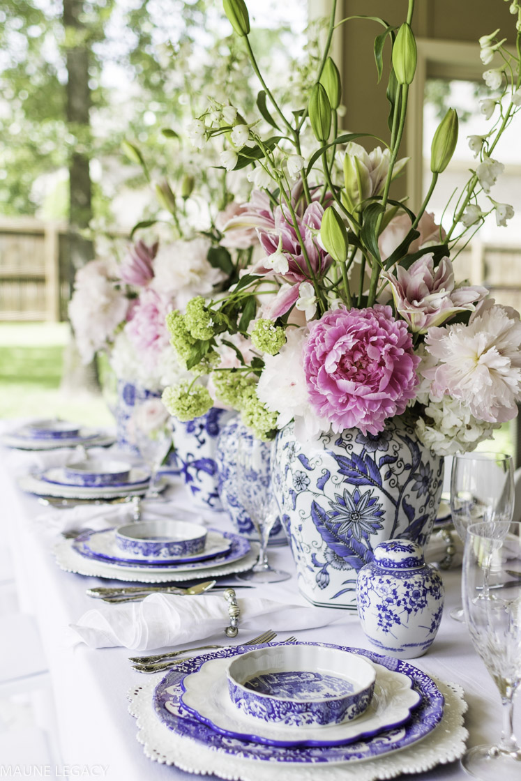 Top Arkansas lifestyle blogger, Jennifer from Maune Legacy, shares gorgeous blue and white summer tablescape ideas, click for the beautiful floral centerpieces and other details!