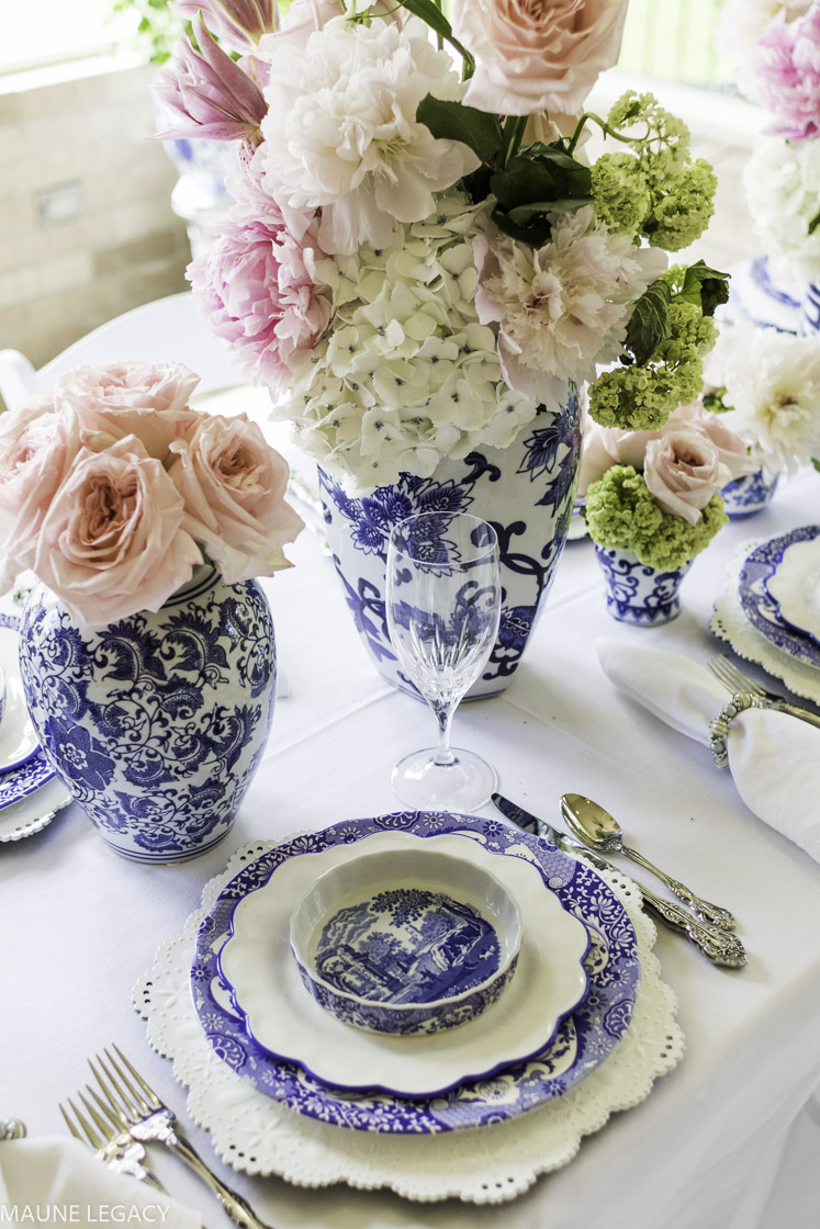 Top Arkansas lifestyle blogger, Jennifer from Maune Legacy, shares gorgeous blue and white summer tablescape ideas, click for the beautiful floral centerpieces and other details!