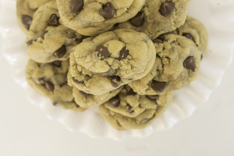 Top Arkansas lifestyle blogger, Jennifer Maune, shares a family favorite, the easy chocolate chip cookie recipe. Click here to get the printable recipe!