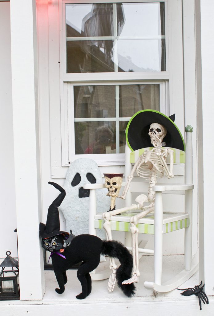 These festive Halloween Playhouse Decor ideas from top Arkansas lifestyle blogger, Jennifer Maune, will have your kids ready to celebrate Halloween!