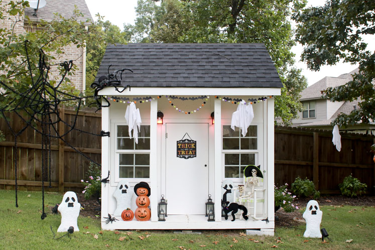 These festive Halloween Playhouse Decor ideas from top Arkansas lifestyle blogger, Jennifer Maune, will have your kids ready to celebrate Halloween!