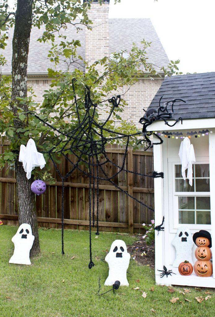 These festive Halloween Playhouse Decor ideas from top Arkansas lifestyle blogger, Jennifer Maune, will have your kids ready to celebrate Halloween!