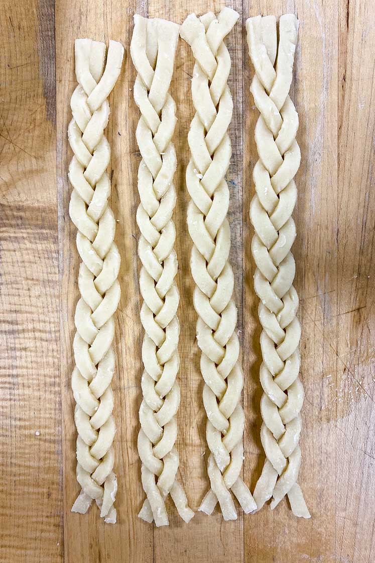 braided strips of pie dough to make a beautiful apple pie crust