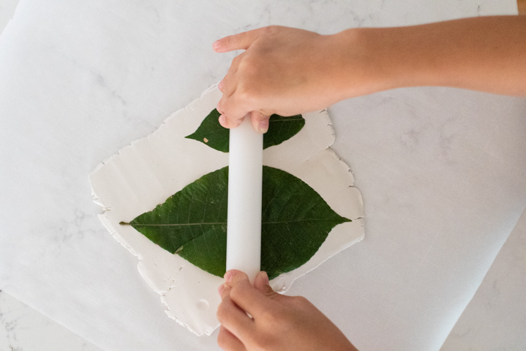 Here are 20+ simple fall craft ideas to get you ready for fall. From DIY fall art work, to table decor, to fall place cards, you'll love these easy , beautiful fall decor and project ideas.