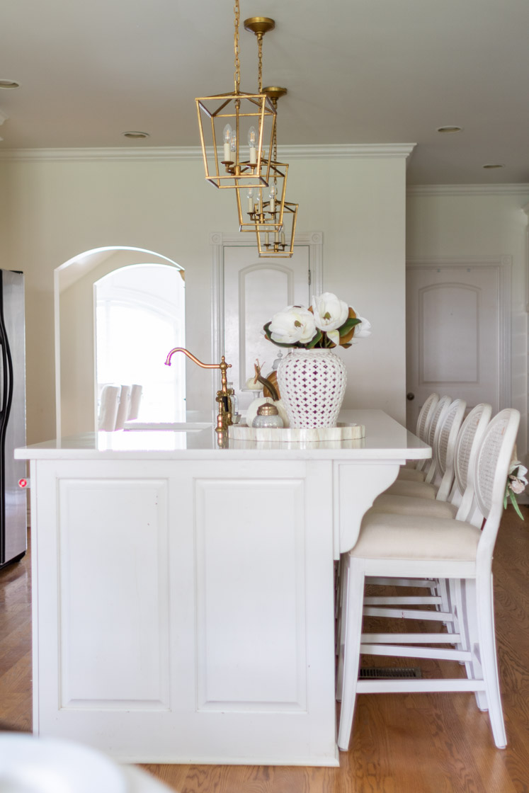 These 20+ fall kitchen decor ideas will have your home looking cozy for the upcoming holidays. Whether your home features farmhouse or traditional decor, there are many ideas for every style.