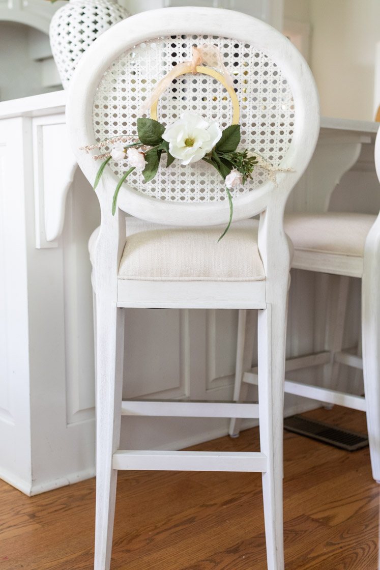 These 20+ fall kitchen decor ideas will have your home looking cozy for the upcoming holidays. Whether your home features farmhouse or traditional decor, there are many ideas for every style.
