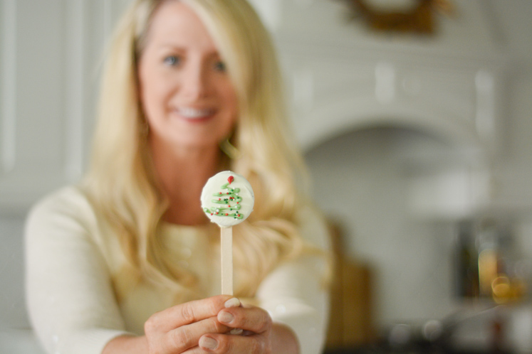 These easy holiday recipes look great displayed and are delicious options for your upcoming holiday parties. RITZ smoked gouda toppers and OREO fudge covered cookie pops are so fun for your Christmas parties.