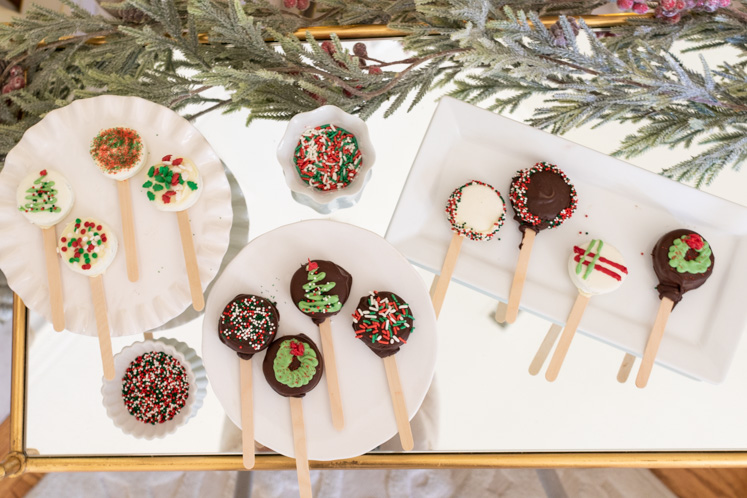 These easy holiday recipes look great displayed and are delicious options for your upcoming holiday parties. RITZ smoked gouda toppers and OREO fudge covered cookie pops are so fun for your Christmas parties.