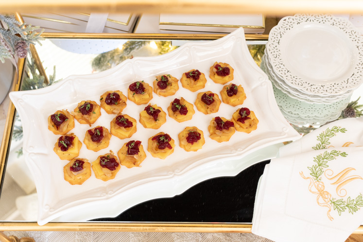 These easy holiday recipes look great displayed and are delicious options for your upcoming holiday parties. RITZ smoked gouda toppers and OREO fudge covered cookie pops are so fun for your Christmas parties.