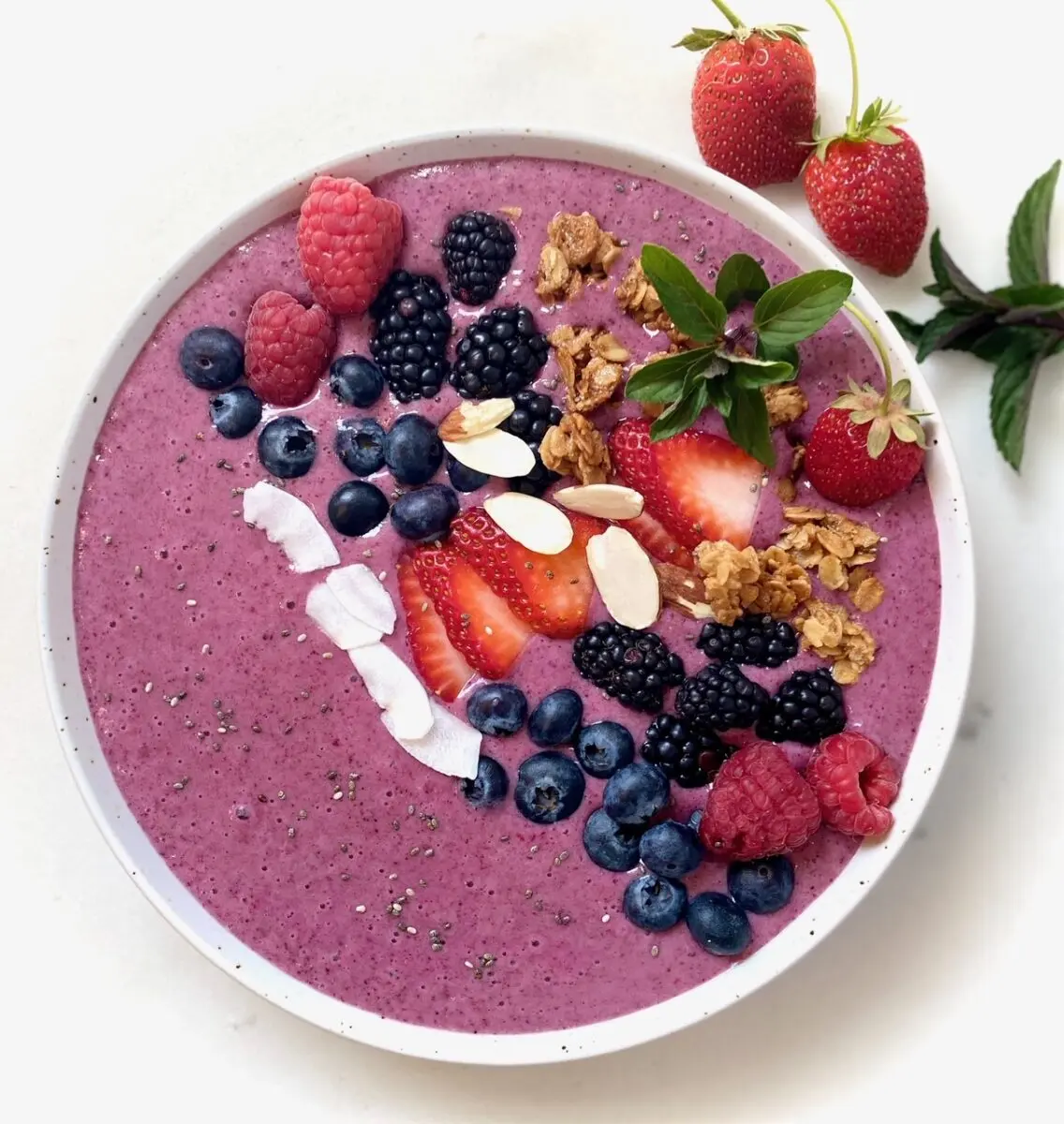 berry banana smoothie bowl